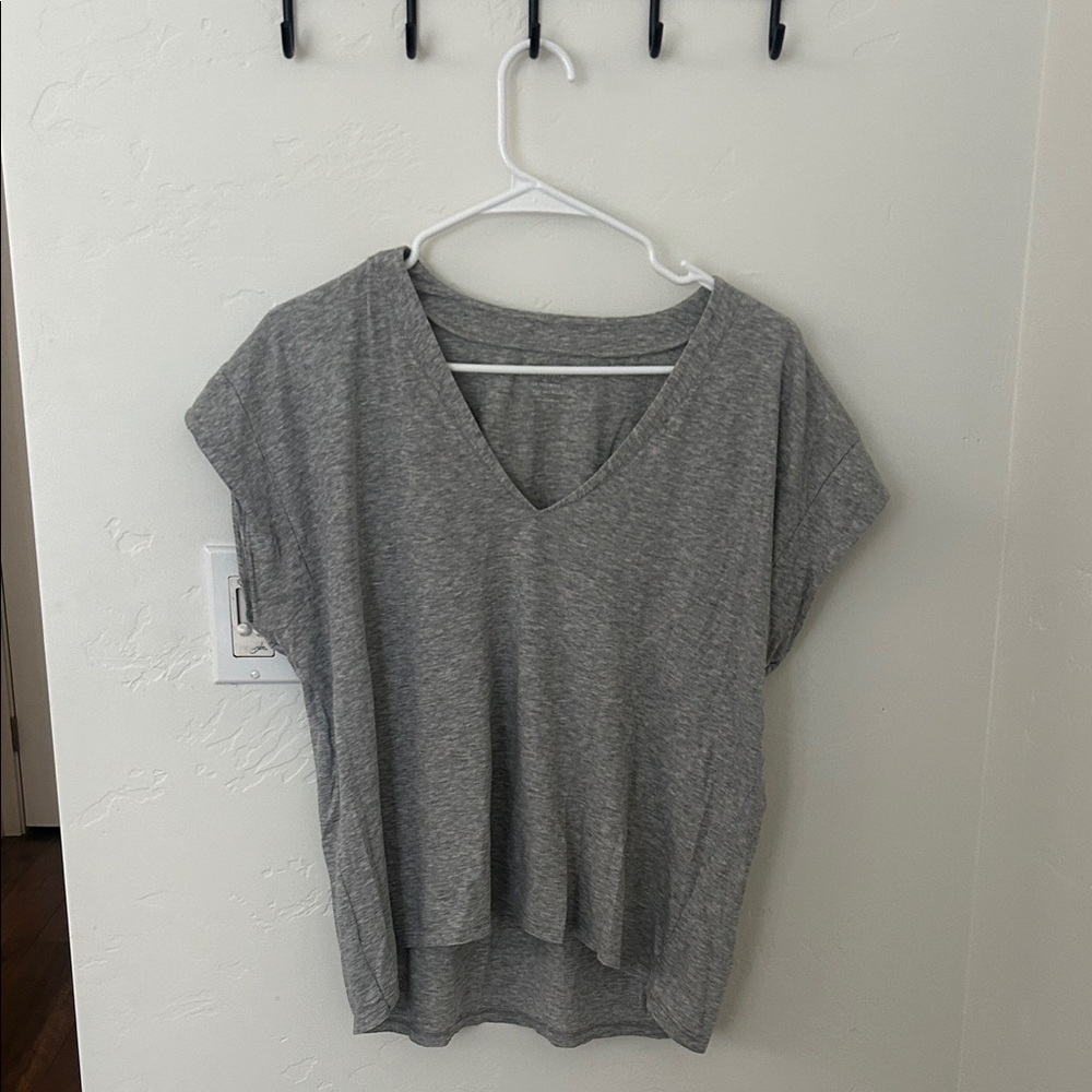 Frame “Le mid rise v”  Heather Gray V-Neck Tee